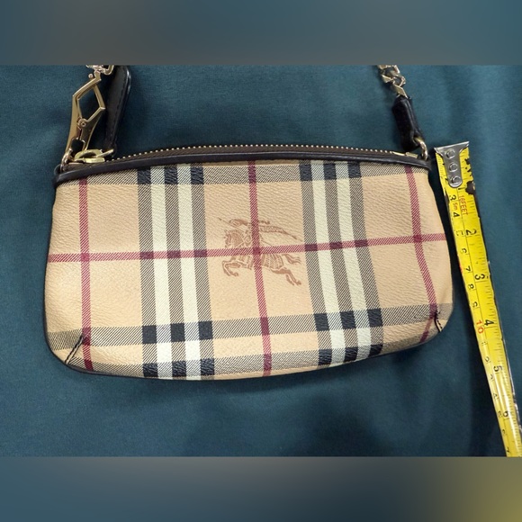 Burberry wristlet with chain - Picture 10 of 11